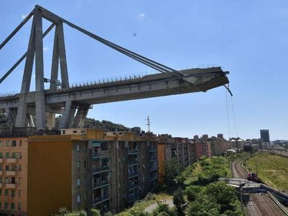 Vista de los restos del puente Morandi, que se derrumb&oacute; el martes en G&eacute;nova (Italia).