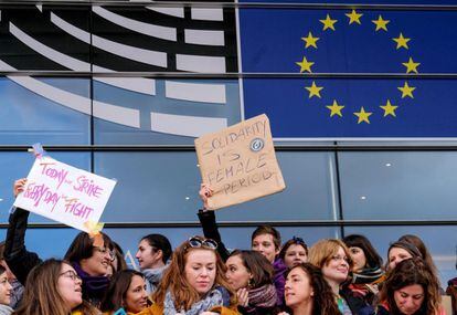 Mujeres en huelga posan a la entrada del Parlamento Europeo este viernes en Bruselas durante la celebración del Día Internacional de la Mujer. 