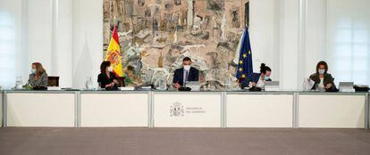 Pedro Sánchez presidint una reunió del Consell de Ministres amb el quadre de Miquel Barceló al fons.