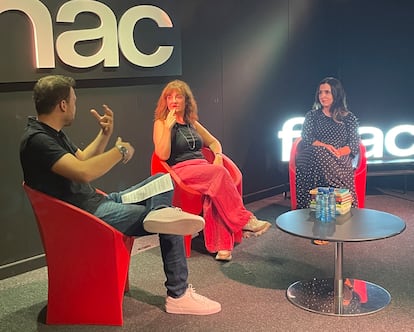 Elvira Lindo (en el centro) y Alma Andreu, 'La Forte', junto al presentador de 'Fanáticos', Enric Sánchez, en la grabación del capítulo 5.