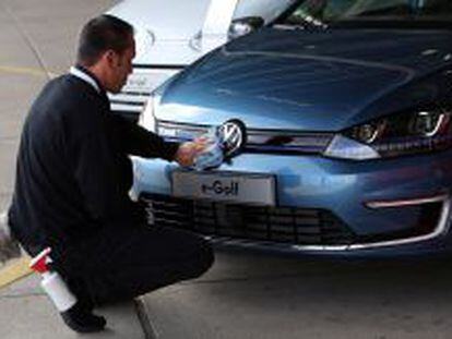 Un empleado saca brillo a un modelo el&eacute;crico de Volkswagen. 