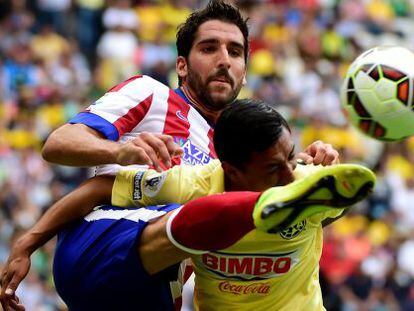 Ra&uacute;l Garc&iacute;a pugna por el bal&oacute;n con Buron.