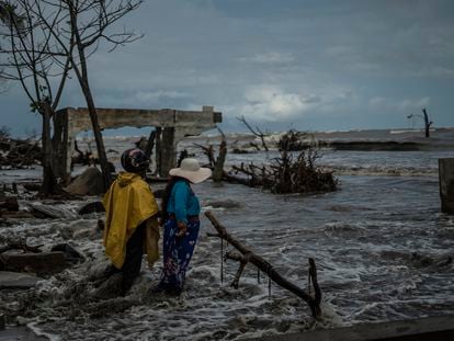 Una pareja observa los restos de casas destruídas por el mar en la colonia El Bosque, Tabasco. 18 de noviembre de 2022.
