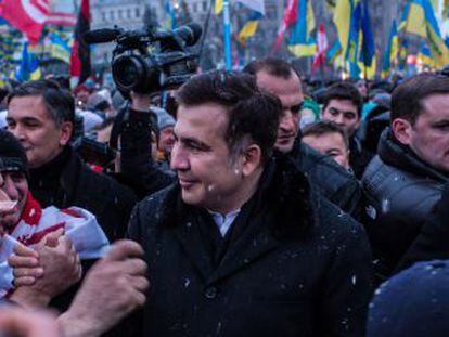 El expresidente de Georgia, Mija&iacute;l Saakashvili llega a la plaza de la Independencia en Kiev el s&aacute;bado. 