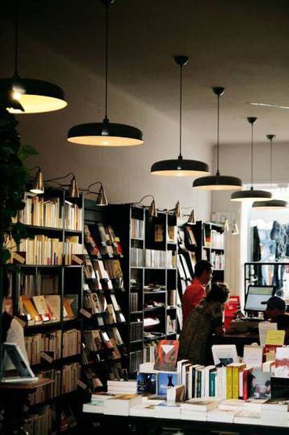 Interior de la librería La Belle Aventure, en Poitiers.