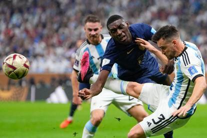 El argentino Nicolás Tagliafico y el francés Randal Kolo Muani, en un lance del juego. 