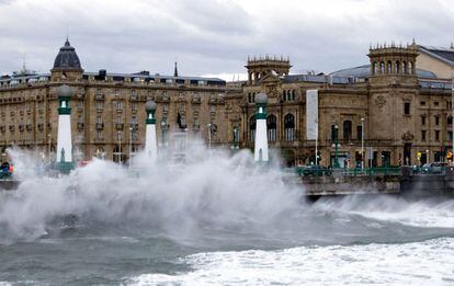 Una gran ola rompe en el puente del Kursaal de San Sebastián, donde se registran fuertes rachas de viento.