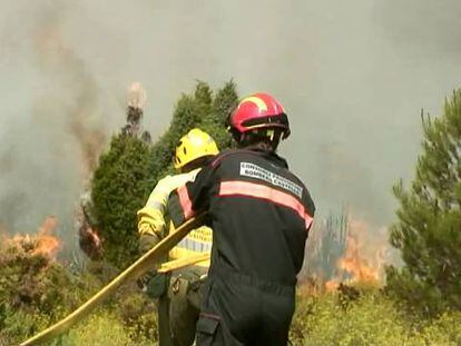 Los medios aéreos sofocan el incendio forestal de Lucena del Cid