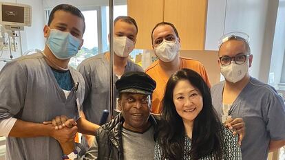 La leyenda del fútbol, Pelé, junto al personal sanitario tras abandonar el hospital, este jueves.