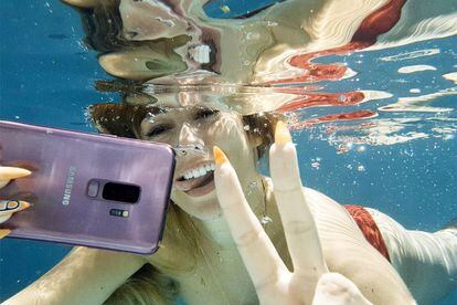 Blanca Suarez se marca un selfie incluso debajo del agua.
