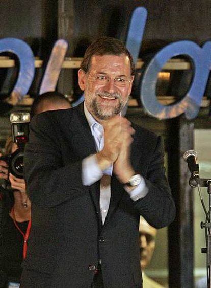 Rajoy saluda anoche desde el balcón de la sede del PP