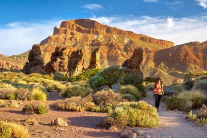 Una mujer transita una pista del parque nacional del Teide.