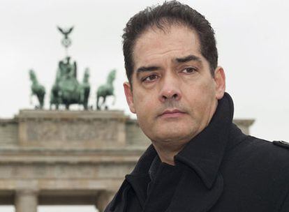 Philip Kerr, el miércoles en Berlín, frente a la puerta de Brandeburgo.