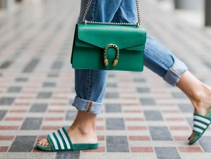 Las sandalias de goma ochenteras se han convertido ya en un clásico del 'street style'.