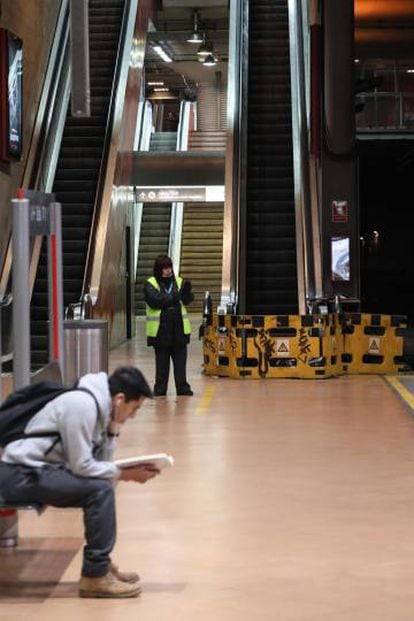 Escaleras de acceso a los andenes cerradas en la estación de Cercanías de Atocha.