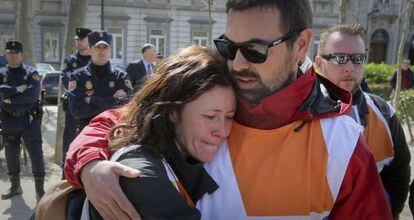 Trabajadores de Telemadrid en el exterior del Tribunal Supremo.