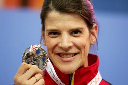 Ruth Beitia, muestra su medalla de plata en el Campeonato de Europa de Pista Cubierta de Turín, en 2009.