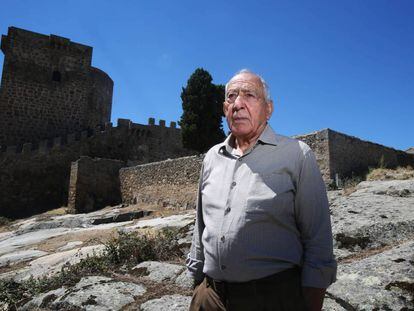 Luis Sánchez, delante del castillo de Puente de Congosto, Salamanca.