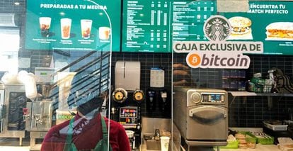 Caja exclusiva de bitcóins en un Starbucks de San Salvador, este martes.