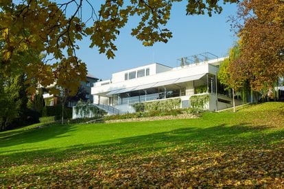 La villa de Mies van der Rohe es un himno al espacio y la luz, en la que se han eliminado totalmente los muros de carga por medio de la innovadora estructura de hierro ideada por el arquitecto.