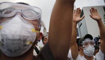 Estudiantes provistos de máscaras de gas protestan en Hong Kong.