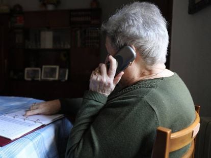 Una pensionista realiza una llamada telefónica desde su domicilio en Madrid.