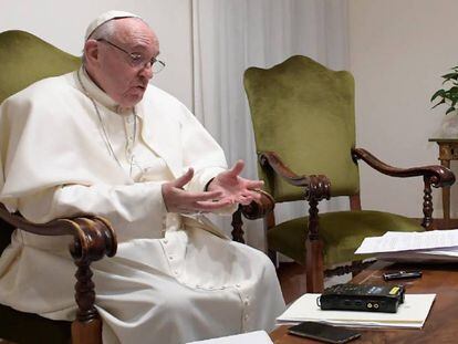 El papa Francesc, durant l'entrevista, aquest divendres.