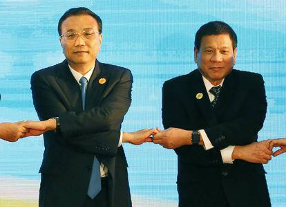 El primer ministro chino, Li Keqiang (izquierda), y el presidente filipino, Rodrigo Duterte, en una conferencia en Vientiane (Laos) en septiembre.