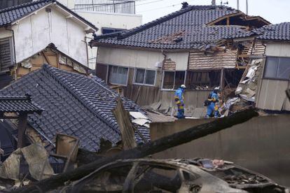 Emergencias personales deberán supervisar los grupos de varias viviendas colapsadas durante el terremoto en Wajima, estos martes. 