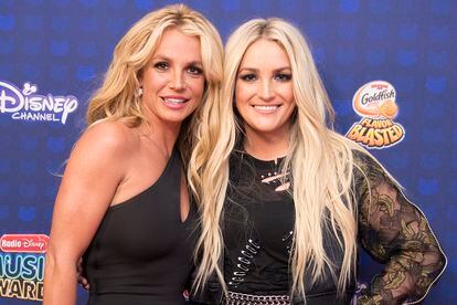 Britney y Jamie Lynn Spears posan en una gala de premios de 2017.