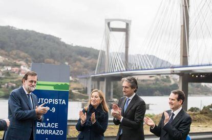 El presidente Mariano Rajoy, la presidenta del Congreso, Ana Pastor, el ministro de Fomento, &Iacute;&ntilde;igo de la Serna, y el alcalde de Vigo, Abel Caballero, en la inauguraci&oacute;n del puente de Rande.