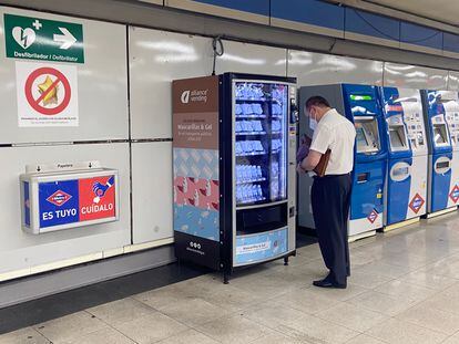 Máquina expendedora de mascarillas en una estación del metro de Madrid.