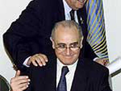 El ministro argentino de Economía, Jorge Lemes Lenicov (sentado), junto al presidente del BID, Enrique Iglesias.
