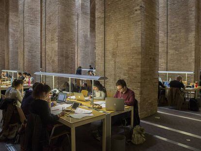 Estudiantes en una biblioteca de la Universidad Pompeu Fabra de Barcelona.