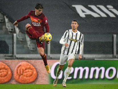 Kubulla, de la Roma, controla un balón ante Cristiano Ronaldo.