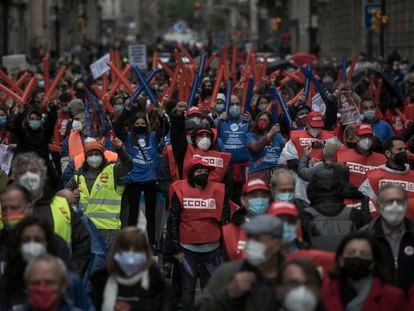 Imagen de la marcha convocada por los sindicatos que recorrió Barcelona este sábado.