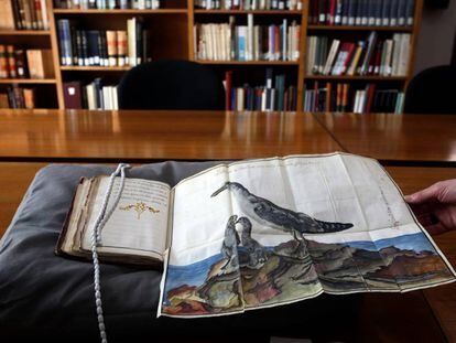 El manuscrito 'Producciones y aves marítimas...', de Antonio de Recondo, en una sala de la Biblioteca Nacional.