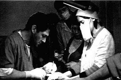 Operación bajo el fuego en el hospital de Alján Kalá, cerca de Grozni. A la izquierda, el autor del libro, Khassan Báiev.