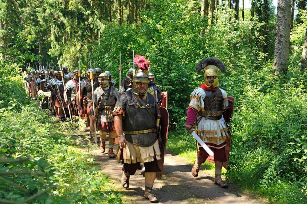 Soldados romanos en el bosque de Teutoburgo en un espectáculo de reconstrucción histórica en Kalkriese.
