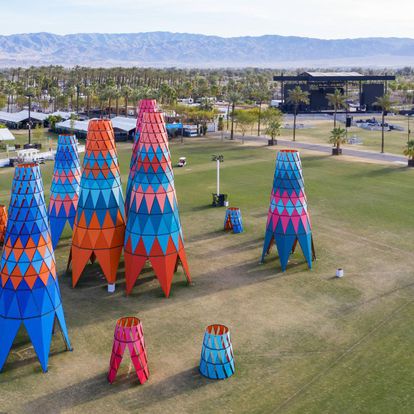 Kéré se convierte en un arquitecto festivo muy inventivo al firmar intervenciones temporales como el festival de música y arte de Coachella. Ventiladas y coloristas, estas torres temporales servían de umbráculo a los visitantes.