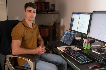 Daniel Castro Chinco, ingeniero de macrodatos, el 25 de abril en su casa en Utrera (Sevilla).