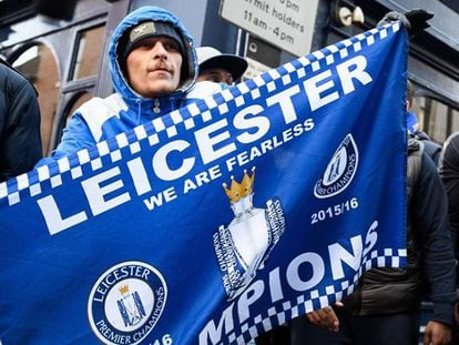Un seguidor del Leicester festeja una victoria de su equipo.