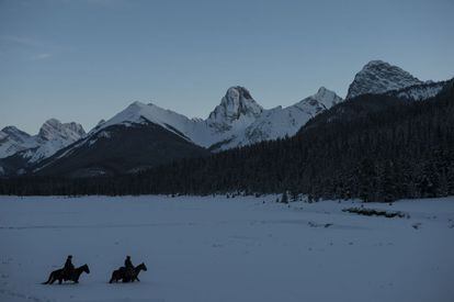 Los escenarios de la película, casi siempre nevados, muestran unos paisajes montañosos sobrecogedores en los que los personajes aparecen dejados a su suerte, en una atmósfera cinematográfica asociada al género del 'western crepuscular'.