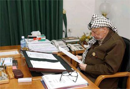 Arafat trabajando en su despacho, en una imagen de archivo