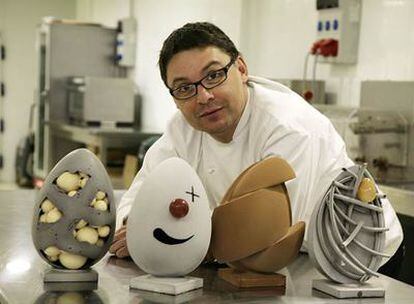 Oriol Balaguer y sus propuestas de chocolate para esta Semana Santa. Los animales proceden de la pastelería y heladería madrileña Bajo Cero.