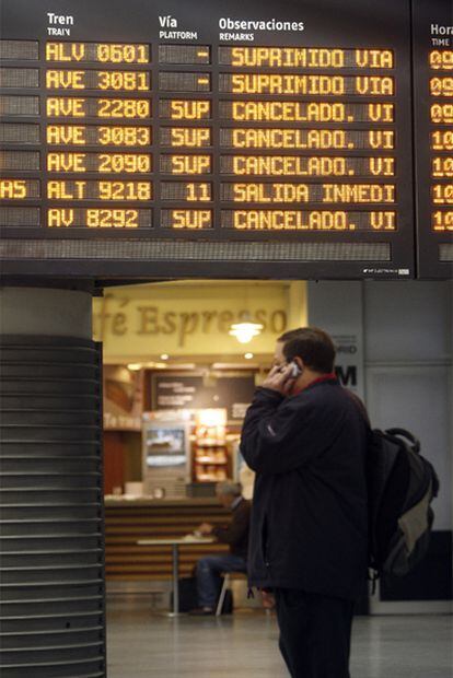 Panel de información de la madrileña estación de tren de Atocha.