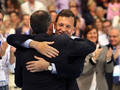 Mariano Rajoy y Francisco Camps (de espaldas) se abrazan en la clausura del 12º Congreso Regional del PPCV, en Valencia, en 2008.