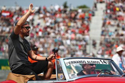 Alonso saluda a los aficionados en el gran premio de Canadá.