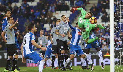 Tyton intenta rechazar un remate ante Javi Fuego.