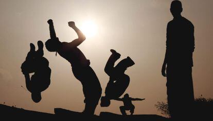 Jóvenes refugiados palestinos practican parkour en el barrio Al-Namssawi en la Franja de Gaza.